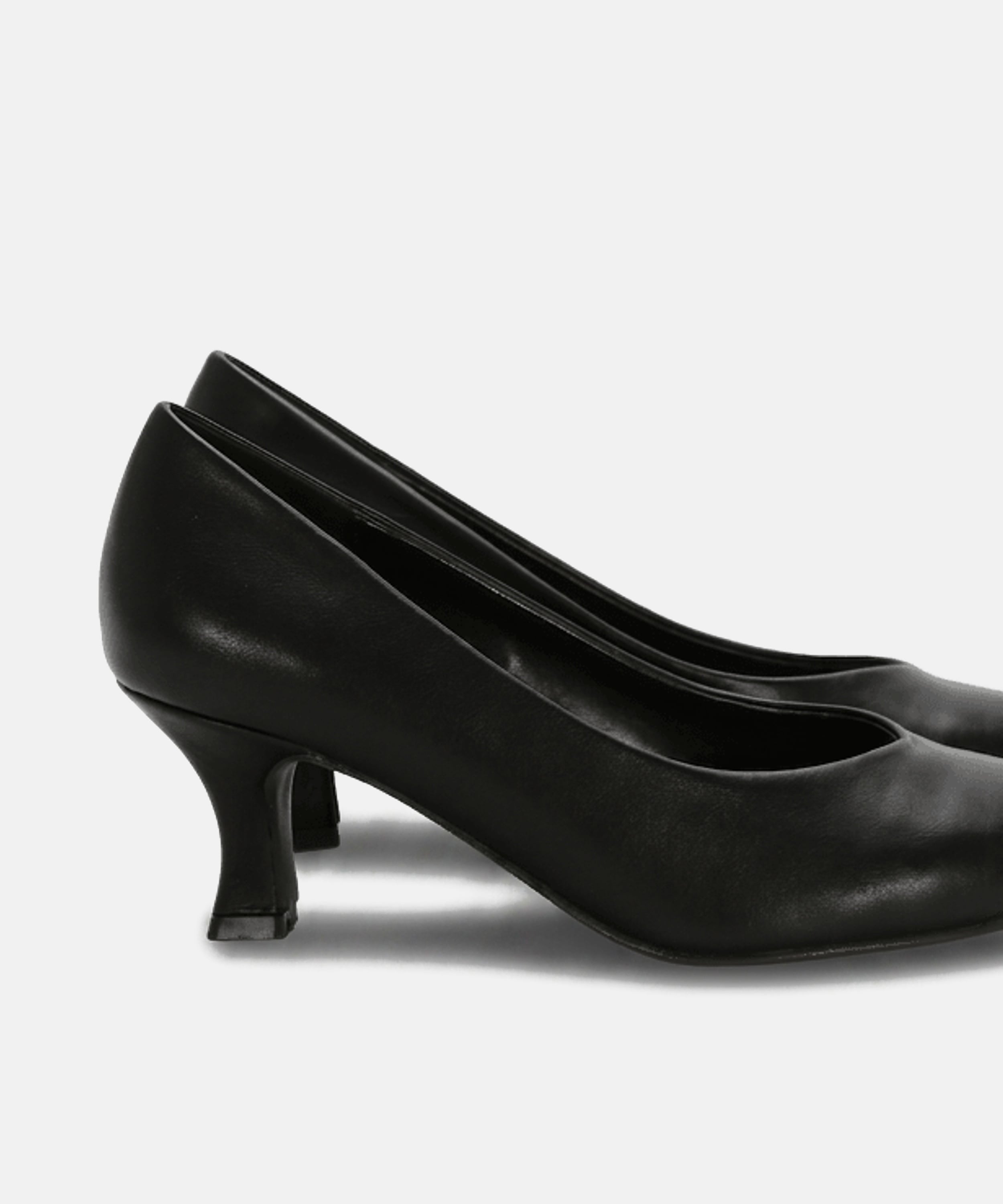 Zapato tac&oacute;n fino image number null